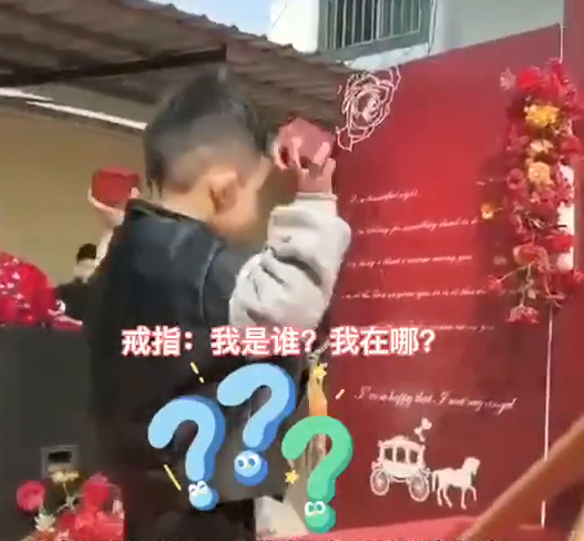 3岁萌娃送戒指,把戒指扔到新人面前惹全场爆笑! 3岁萌娃送戒指,把戒指扔到新人面前惹全场爆笑!