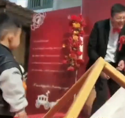 3岁萌娃送戒指,把戒指扔到新人面前惹全场爆笑! 3岁萌娃送戒指,把戒指扔到新人面前惹全场爆笑!