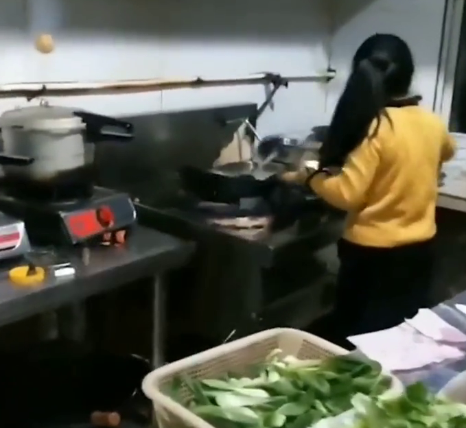 9岁女孩掌勺花式炒菜,动作娴熟俨然一副大厨模样 9岁女孩掌勺花式炒菜,动作娴熟俨然一副大厨模样