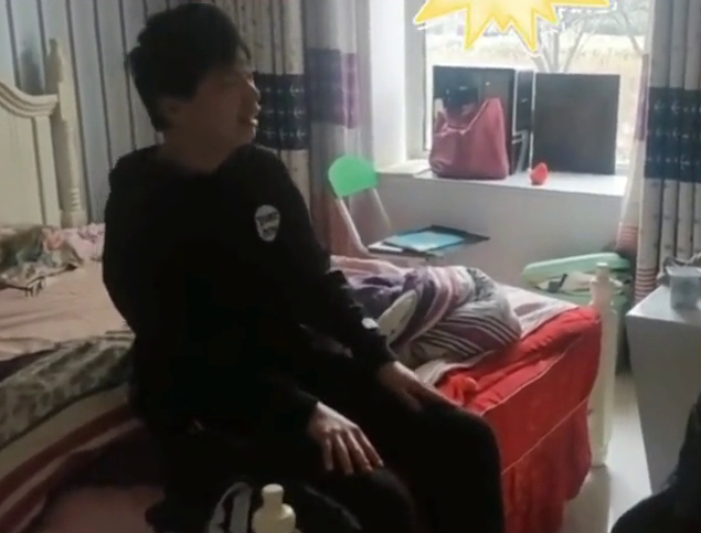 男孩睡觉压死宠物猪，崩溃到眼哭肿，网友：又同情又好笑