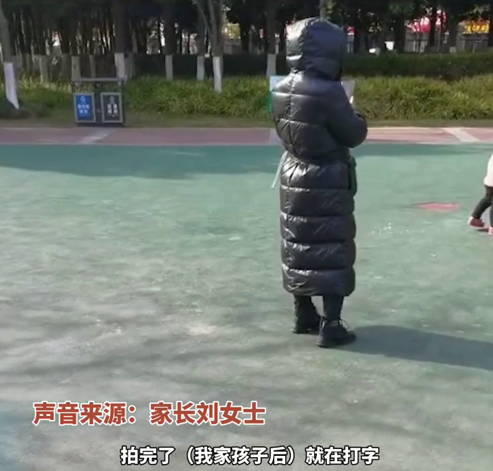 女子公园偷拍小孩，发给别人还打字，上海警方通报！