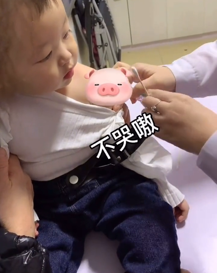 萌娃打针前狂夸护士漂亮，结局令人捧腹！