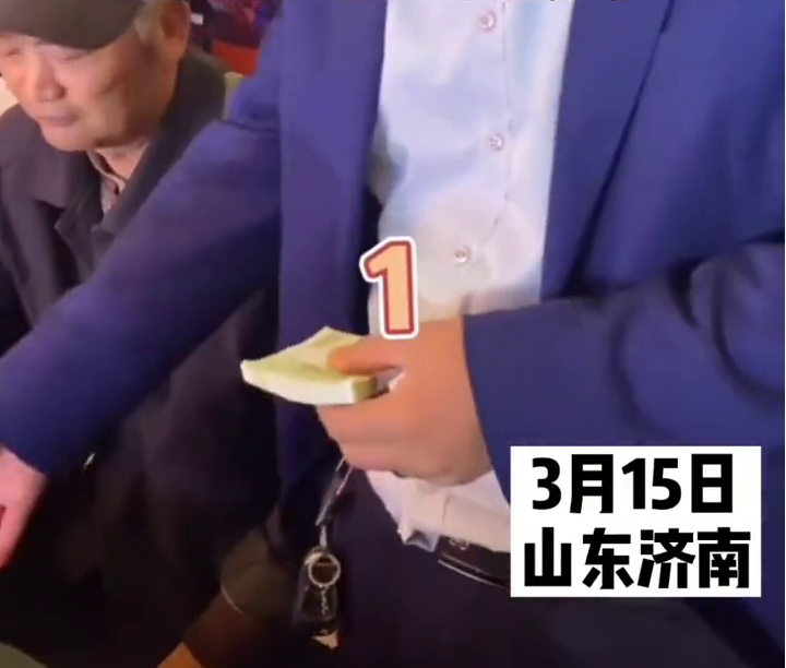 男子给朋友随礼，掏出10捆一元纸币 网友：确定不是来砸场子的