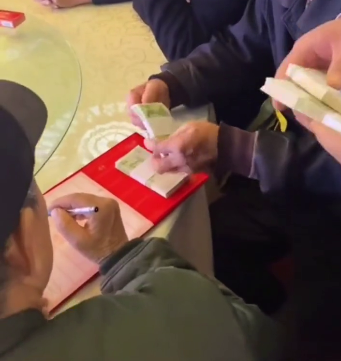 男子给朋友随礼，掏出10捆一元纸币 网友：确定不是来砸场子的
