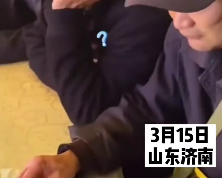 男子给朋友随礼，掏出10捆一元纸币 网友：确定不是来砸场子的