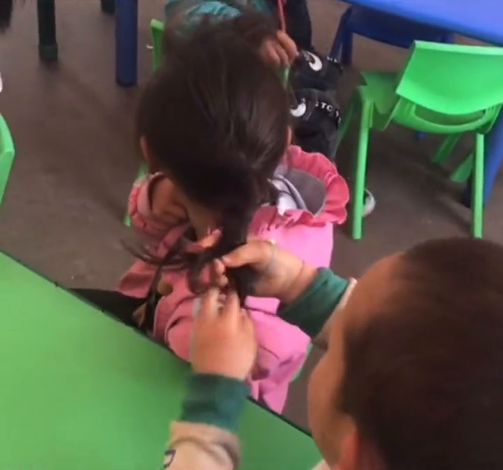 幼儿园男孩给女孩梳丸子头手法娴熟，网友惊呼：自愧不如！