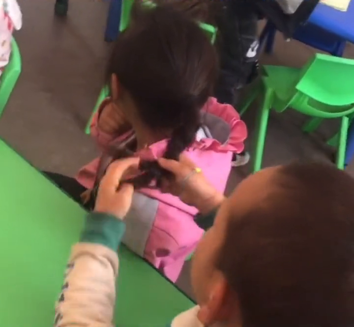 幼儿园男孩给女孩梳丸子头手法娴熟，网友惊呼：自愧不如！