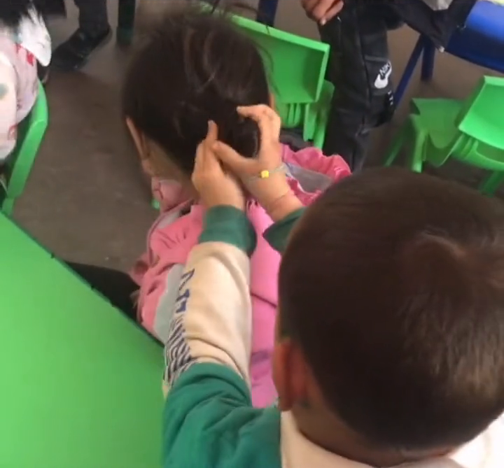 幼儿园男孩给女孩梳丸子头手法娴熟，网友惊呼：自愧不如！