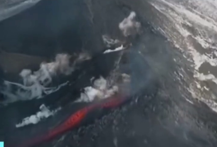 俄罗斯冒险者在喷发的火山烤香肠！