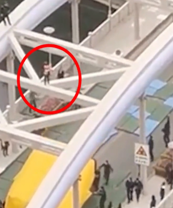 贵州大妈爬上钢架桥顶跳舞,与救援人员玩起“捉迷藏” 贵州大妈爬上钢架桥顶跳舞,与救援人员玩起“捉迷藏”