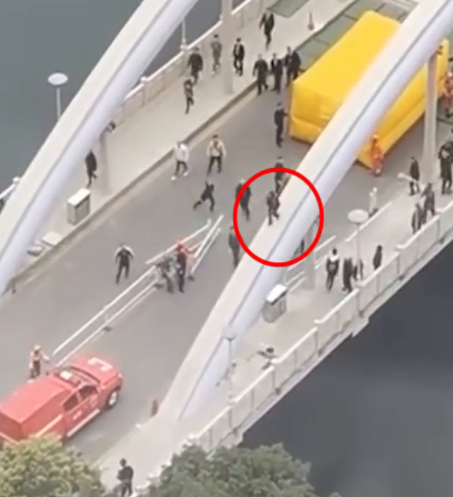 贵州大妈爬上钢架桥顶跳舞,与救援人员玩起“捉迷藏” 贵州大妈爬上钢架桥顶跳舞,与救援人员玩起“捉迷藏”