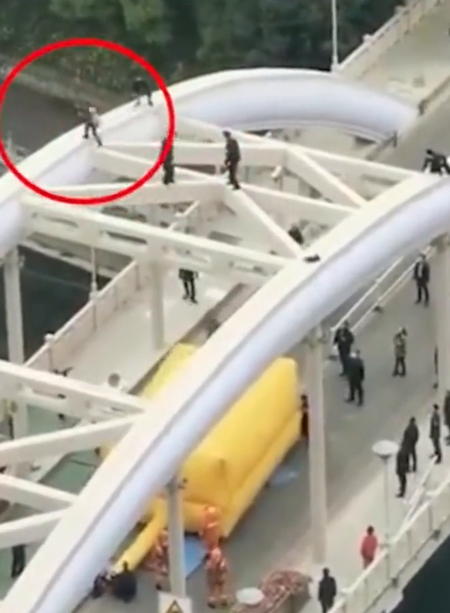 贵州大妈爬上钢架桥顶跳舞,与救援人员玩起“捉迷藏” 贵州大妈爬上钢架桥顶跳舞,与救援人员玩起“捉迷藏”