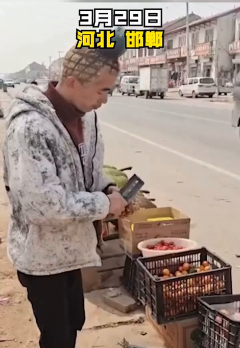 小伙理菠萝头卖菠萝：效果立竿见影，生意相当火爆