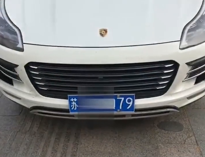“我就是要让别人觉得我很有钱”，男子将“众泰”变成“保时捷”