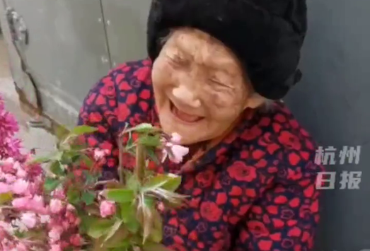98岁爷爷整蛊100岁奶奶,发现奶奶生气赶紧送花,这也太甜了吧 98岁爷爷整蛊100岁奶奶,发现奶奶生气赶紧送花,这也太甜了吧