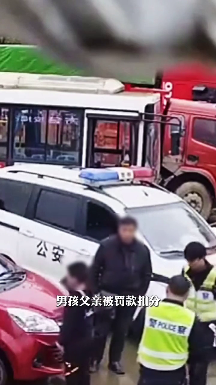 湖南11岁男孩开车上路，爸爸：碰碰车玩得好