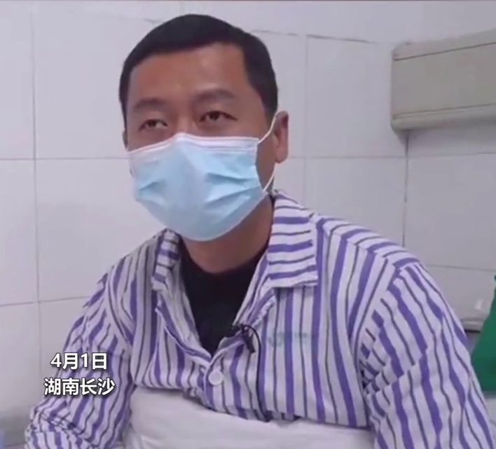 儿子做作业拖拖拉拉，男子一怒之下捶向桌子，结果手掌骨折了……