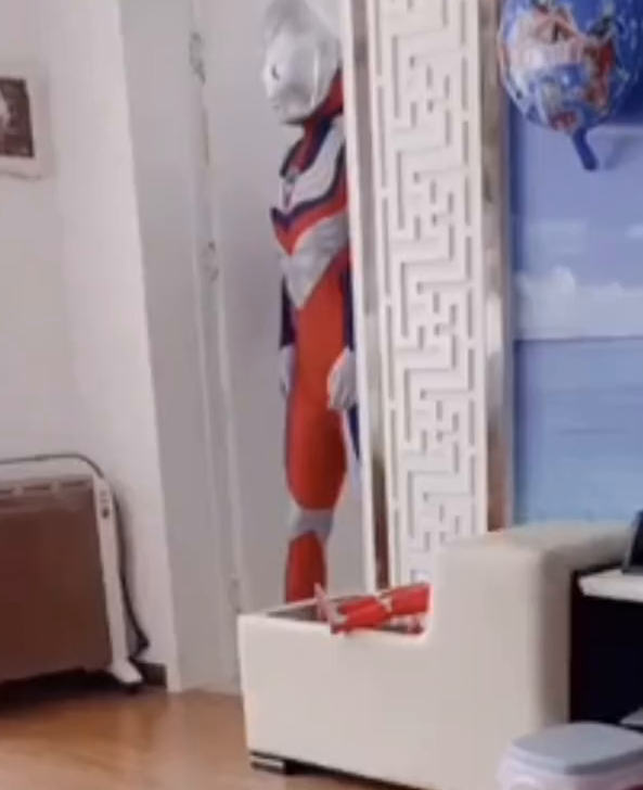 爸爸扮演奥特曼给孩子送生日惊喜！网友：先要有一个身材好的爸爸