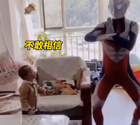 爸爸扮演奥特曼给孩子送生日惊喜！网友：先要有一个身材好的爸爸