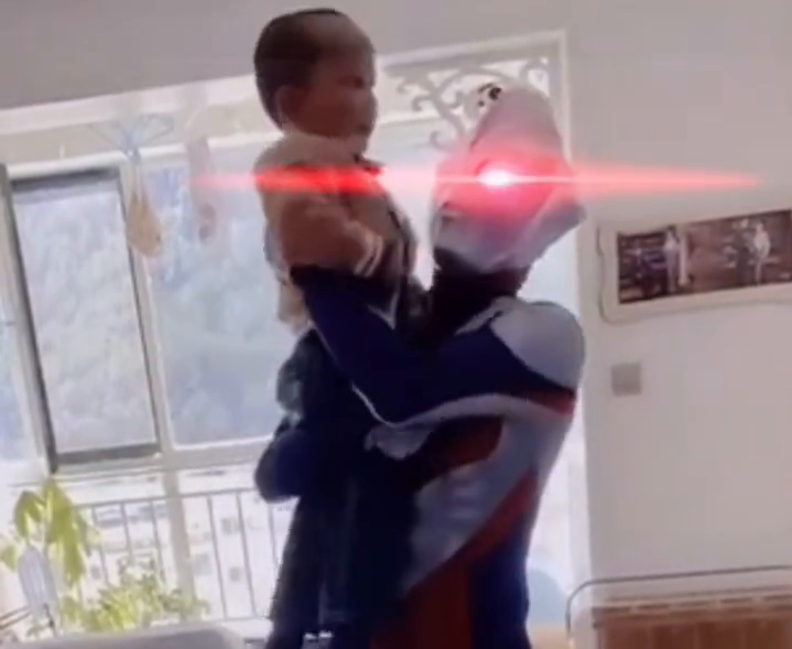 爸爸扮演奥特曼给孩子送生日惊喜！网友：先要有一个身材好的爸爸