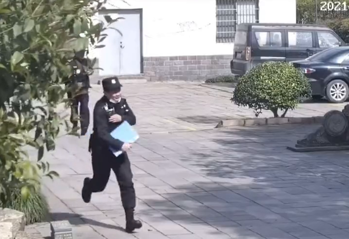 20岁姑娘养活三个弟妹欲轻生，52岁民警百米冲刺跨栏跳河救人