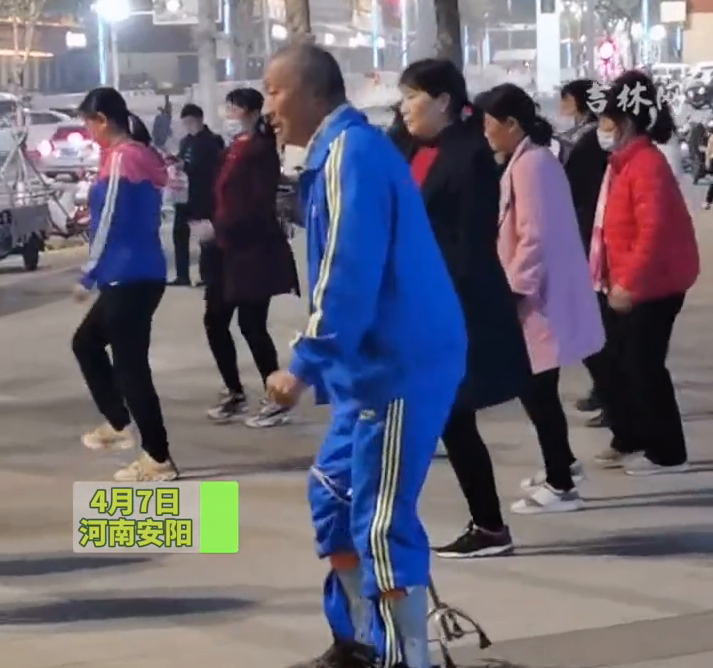 大爷拄拐杖挂尿袋跳广场舞 生命不息,跳舞不止! 大爷拄拐杖挂尿袋跳广场舞 生命不息,跳舞不止!