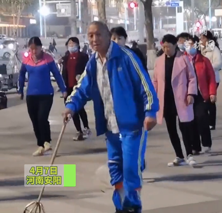 大爷拄拐杖挂尿袋跳广场舞 生命不息,跳舞不止! 大爷拄拐杖挂尿袋跳广场舞 生命不息,跳舞不止!