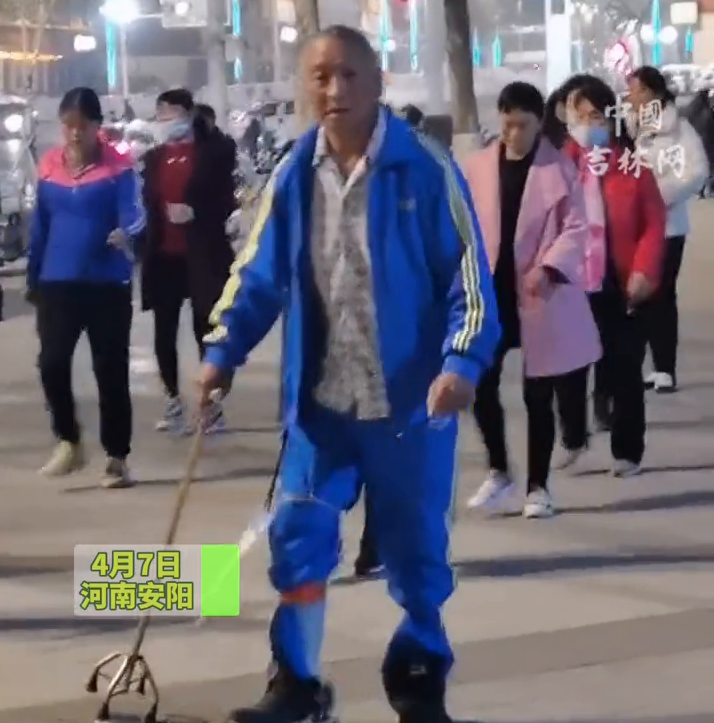 大爷拄拐杖挂尿袋跳广场舞 生命不息,跳舞不止! 大爷拄拐杖挂尿袋跳广场舞 生命不息,跳舞不止!