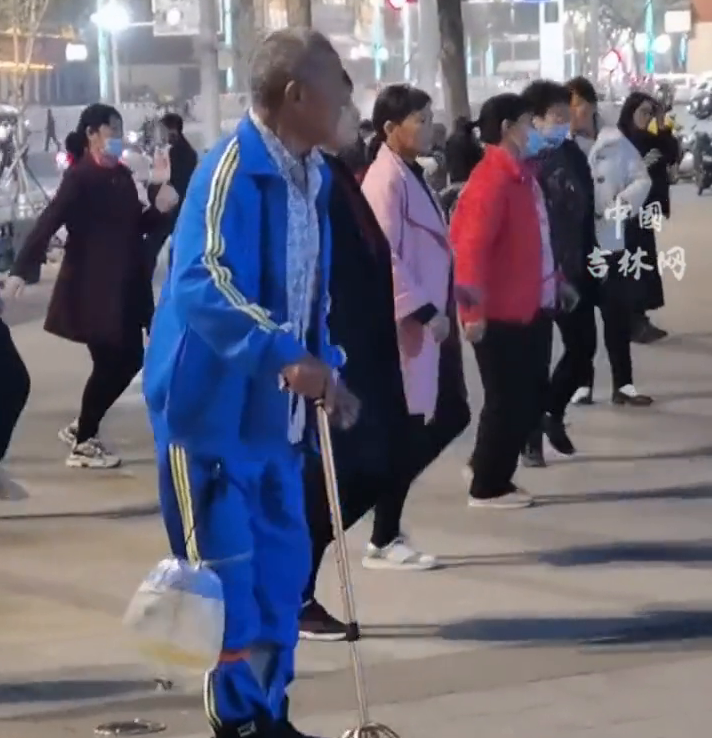 大爷拄拐杖挂尿袋跳广场舞 生命不息,跳舞不止! 大爷拄拐杖挂尿袋跳广场舞 生命不息,跳舞不止!