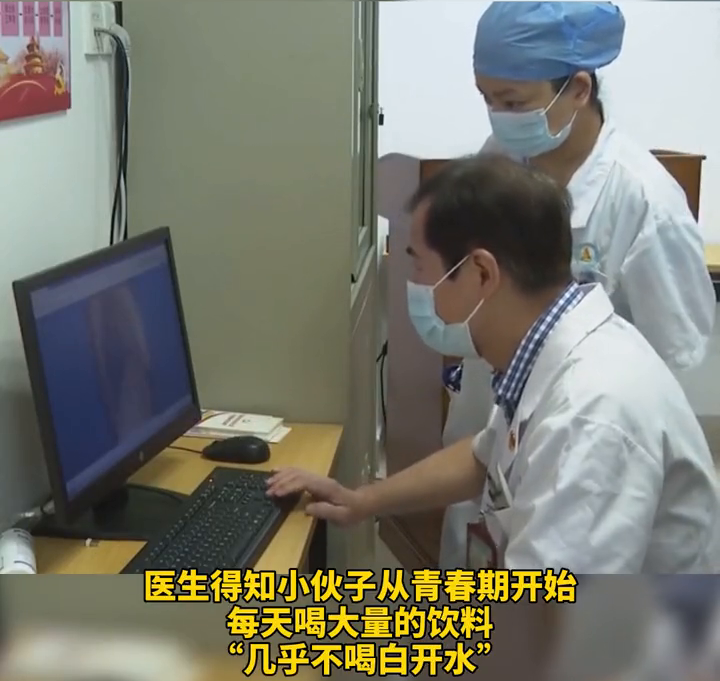 触目惊心！27岁小伙双手长满痛风石，患病原因值得警惕！