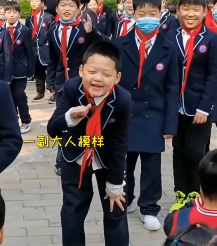 小学生春游偶遇幼儿园小朋友，他们学着大人的模样，一动作萌化