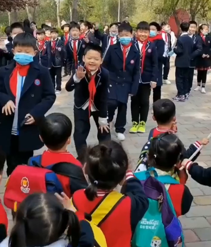 小学生春游偶遇幼儿园小朋友，他们学着大人的模样，一动作萌化