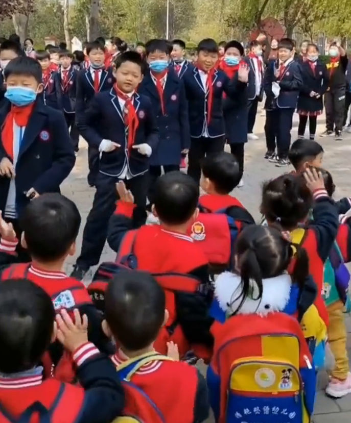 小学生春游偶遇幼儿园小朋友，他们学着大人的模样，一动作萌化