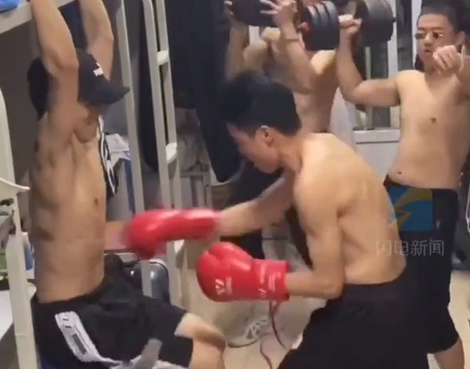 体育学院男生寝室每天坚持宿舍健身,称不健身没法做朋友,慕了! 体育学院男生寝室每天坚持宿舍健身,称不健身没法做朋友,慕了!