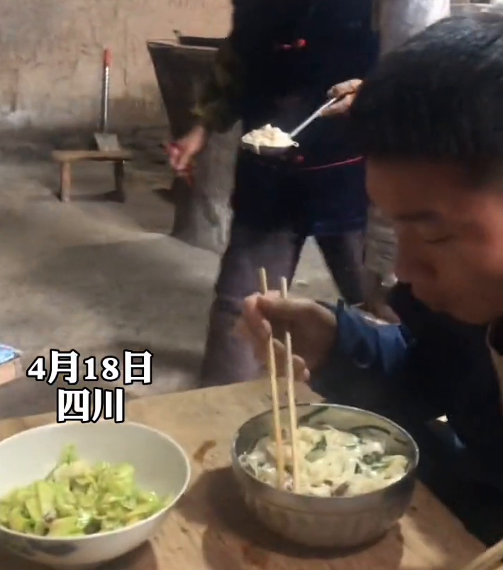 满满的爱！小伙努力吃一大碗面，90岁外婆一个动作让人哭笑不得