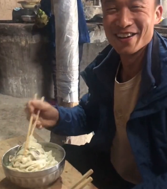 满满的爱！小伙努力吃一大碗面，90岁外婆一个动作让人哭笑不得