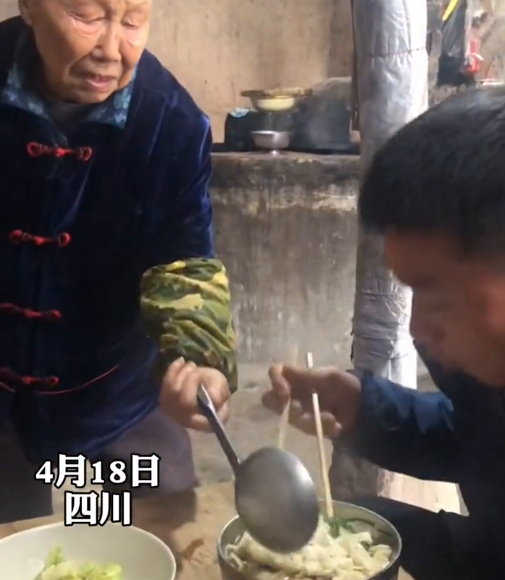 满满的爱！小伙努力吃一大碗面，90岁外婆一个动作让人哭笑不得