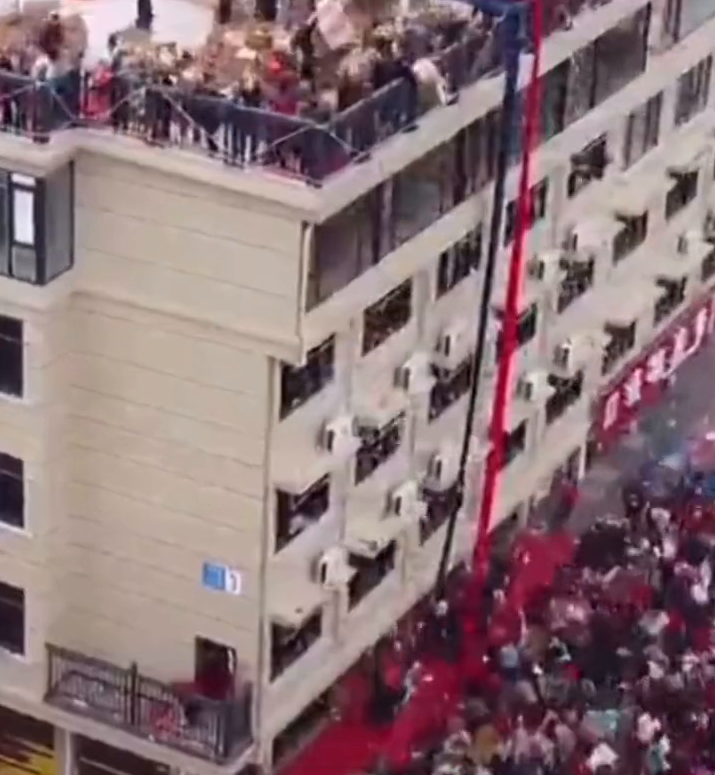 房主乔迁大喜，几十箱礼物从顶楼直接倾倒，百人哄抢场面壮观