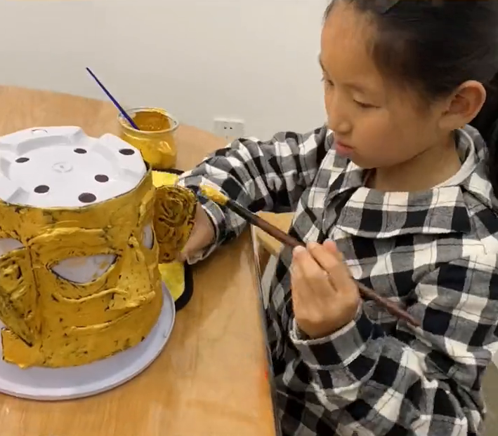 8岁小学生用橡皮泥做三星堆面具，像不像？