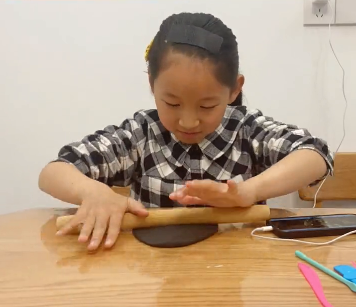 8岁小学生用橡皮泥做三星堆面具，像不像？