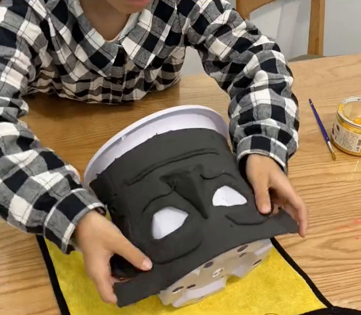 8岁小学生用橡皮泥做三星堆面具，像不像？