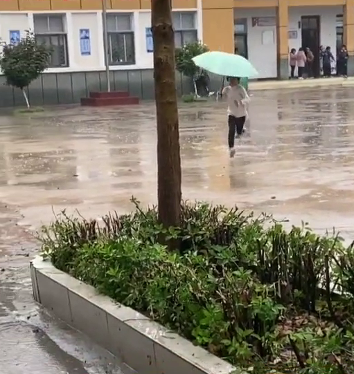 雨天老师被堵在进班路上，学生霸气喊话：站那别动，我来接你！