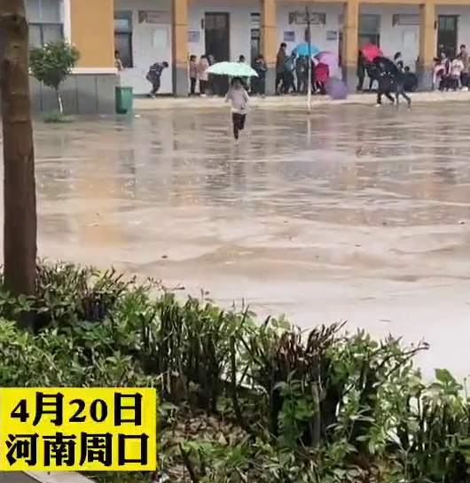 雨天老师被堵在进班路上，学生霸气喊话：站那别动，我来接你！