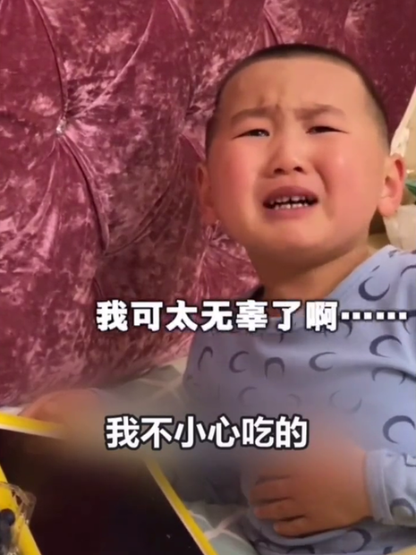 笑哭了！萌娃误把樱桃子吃进肚子里，哭着说不想变成树