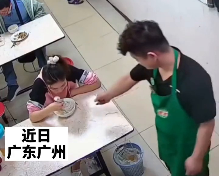 女子用餐接电话后痛哭老板默默递纸巾 网友:递纸巾的动作真帅 女子用餐接电话后痛哭老板默默递纸巾 网友:递纸巾的动作真帅