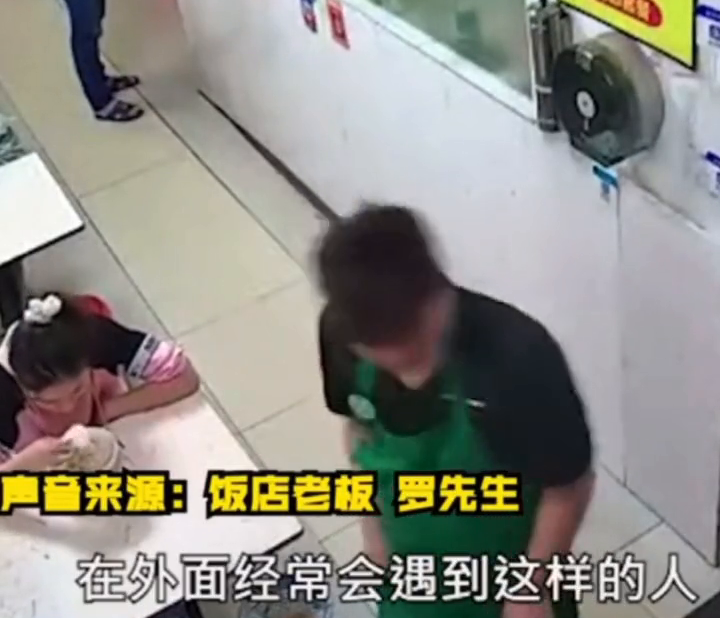 女子用餐接电话后痛哭老板默默递纸巾 网友:递纸巾的动作真帅 女子用餐接电话后痛哭老板默默递纸巾 网友:递纸巾的动作真帅