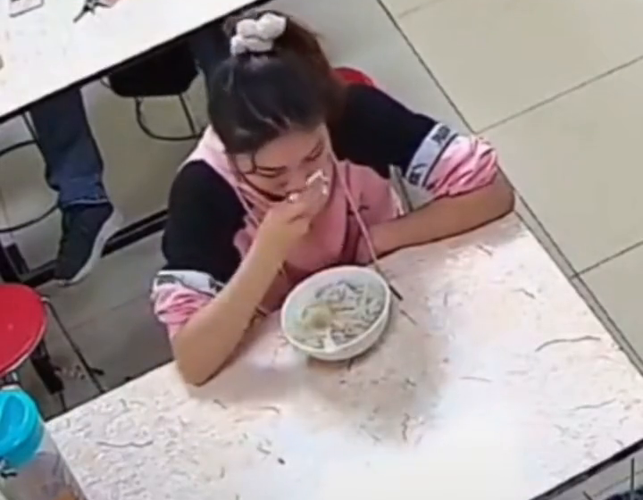 女子用餐接电话后痛哭老板默默递纸巾 网友:递纸巾的动作真帅 女子用餐接电话后痛哭老板默默递纸巾 网友:递纸巾的动作真帅