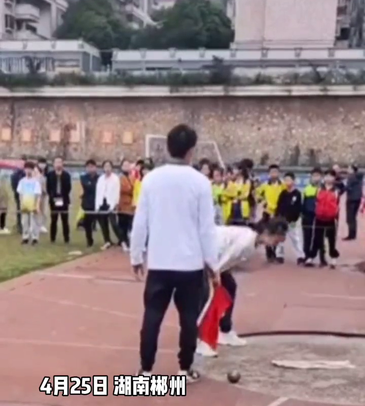女生抛铅球失误差点砸中自己 老师神反应避免意外发生