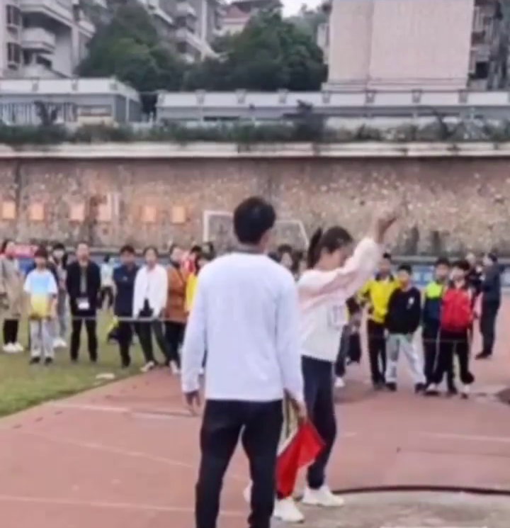 女生抛铅球失误差点砸中自己 老师神反应避免意外发生