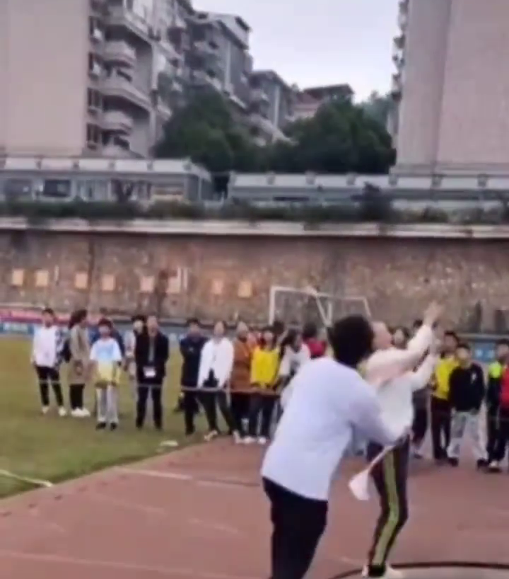 女生抛铅球失误差点砸中自己 老师神反应避免意外发生